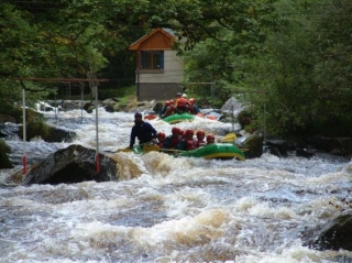  Carrera de obstáculos de rafting 
